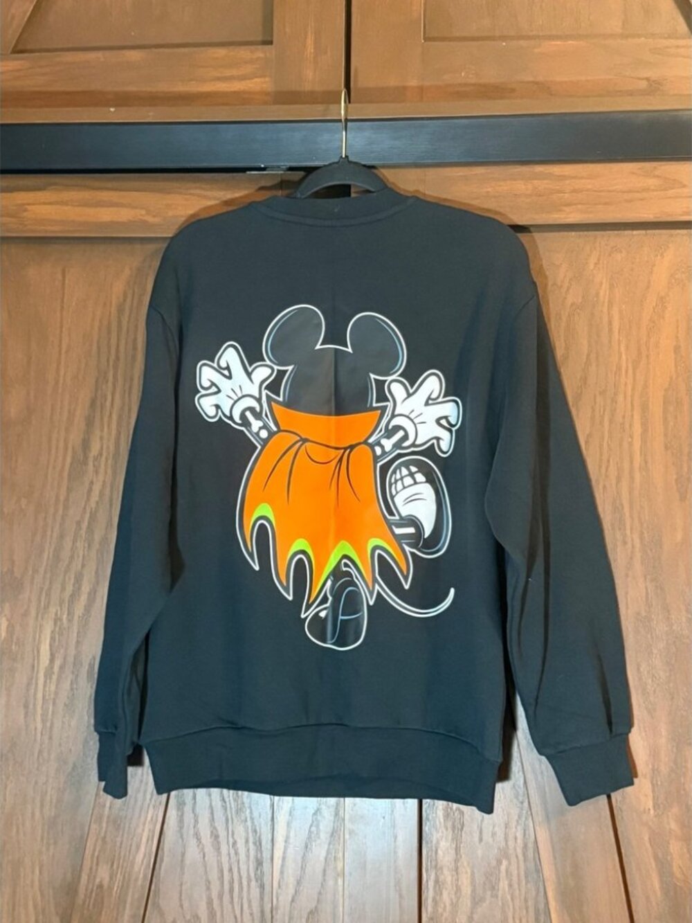 NWT Walt Disney World Sweatshirt Sz M Mickey Mouse Halloween Vampire Pullover - Picture 2 of 5